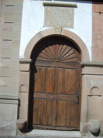 Porte cintrée d'une maison alsacienne à Berstett en Alsace